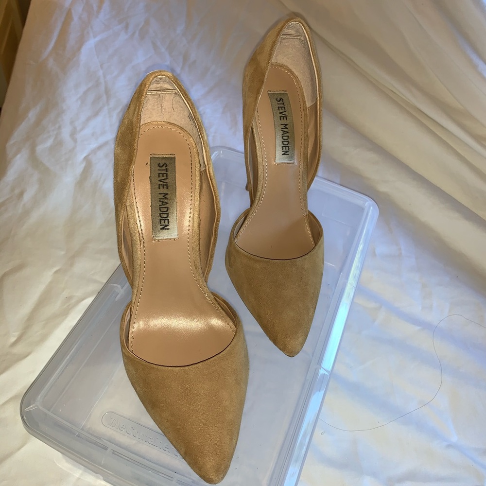 Classic nude pump